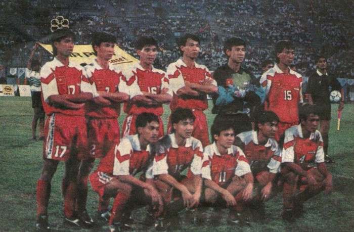 Để cùng người hâm mộ sống lại những khoảnh khắc đáng nhớ ấy, báo Giáo dục Việt Nam sẽ chia sẻ cùng độc giả những giây phút đáng nhớ của ĐTQG những năm 90 và chân dung các cầu thủ tài năng của bóng đá Việt Nam... Đây là tấm ảnh về trận đấu của ĐT Việt Nam tại SEA Games 17 năm 1993 ở Singapore.